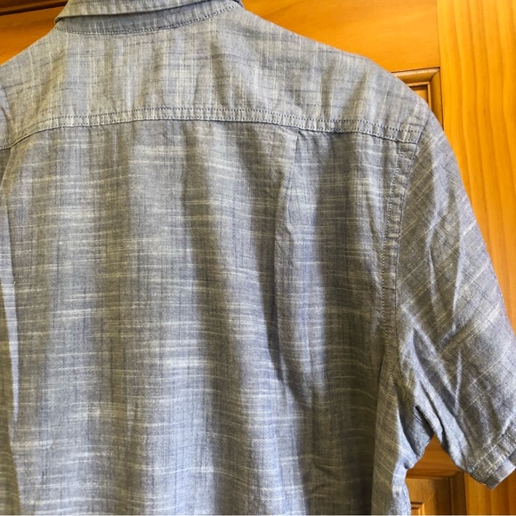 Men's IZOD Shirt Size Large / Saltwater Relaxed Fit / Blue Short Sleeves - Picture 8 of 8